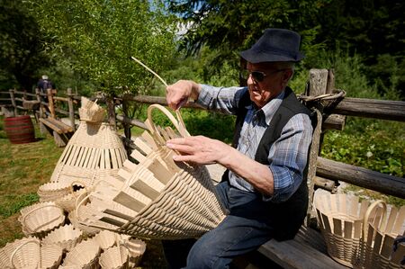 52. Lučki dan_Od štanta do štanta. Pletenje košev (Vlcerska bajta, DU Luče)